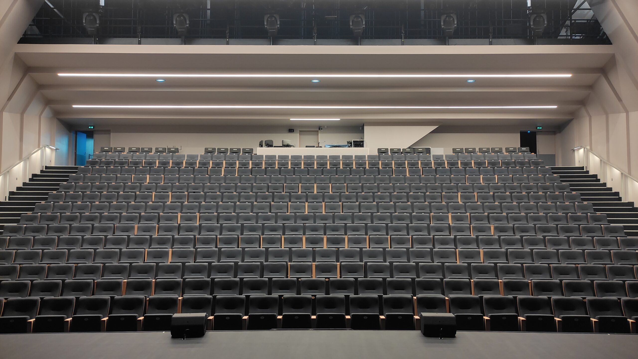 Vue intérieure de L’Écrin à Talant, salle de spectacle avec une acoustique polyvalente par le Groupe GAMBA