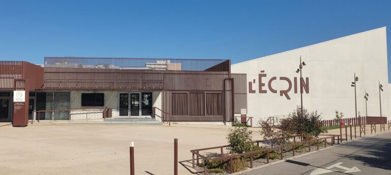 Vue extérieure de L’Écrin à Talant, salle de spectacle avec une acoustique polyvalente par Groupe GAMBA